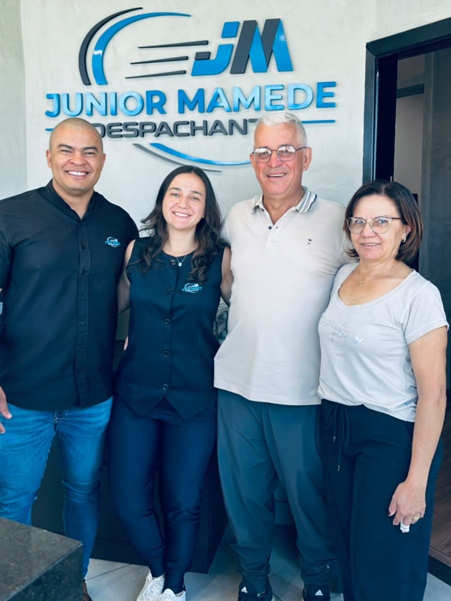 Os sócios da Júnior Mamede Despachante na loja, em Franca-SP